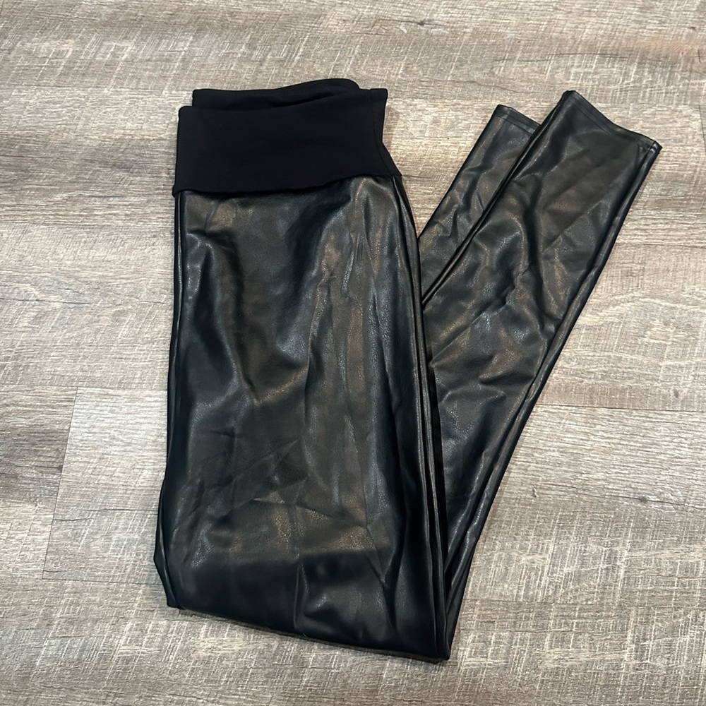 Assets by Spanx all over faux leather leggings